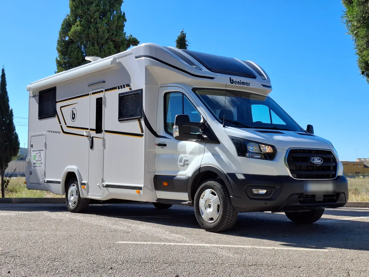 Autocaravana perfilada Benimar de Camperaventura, de alquiler en Alicante, aparcada vista de frente y de lado