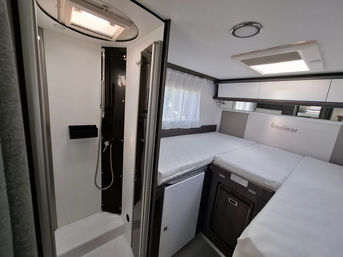 Ducha independiente de la autocaravana perfilada junto al dormitorio trasero