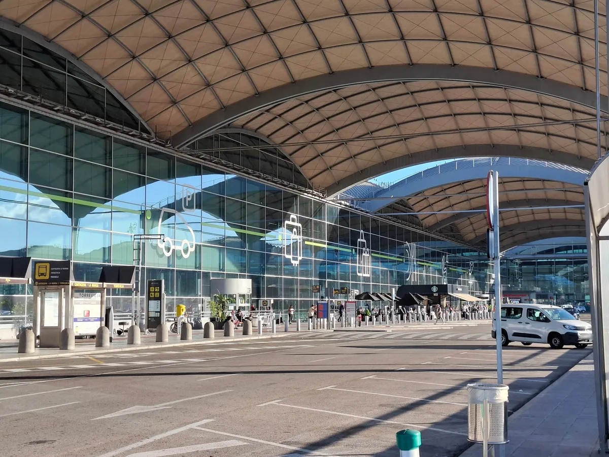 Terminal del aeropuerto de Alicante-Elche, punto de entrega y recogida de autocaravanas Camperaventura